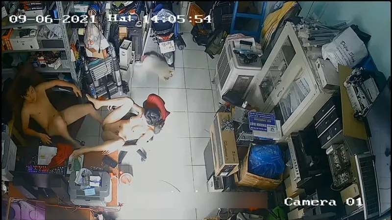 Bà xã Ông xã Nắc nhau trong của hàng máy tính